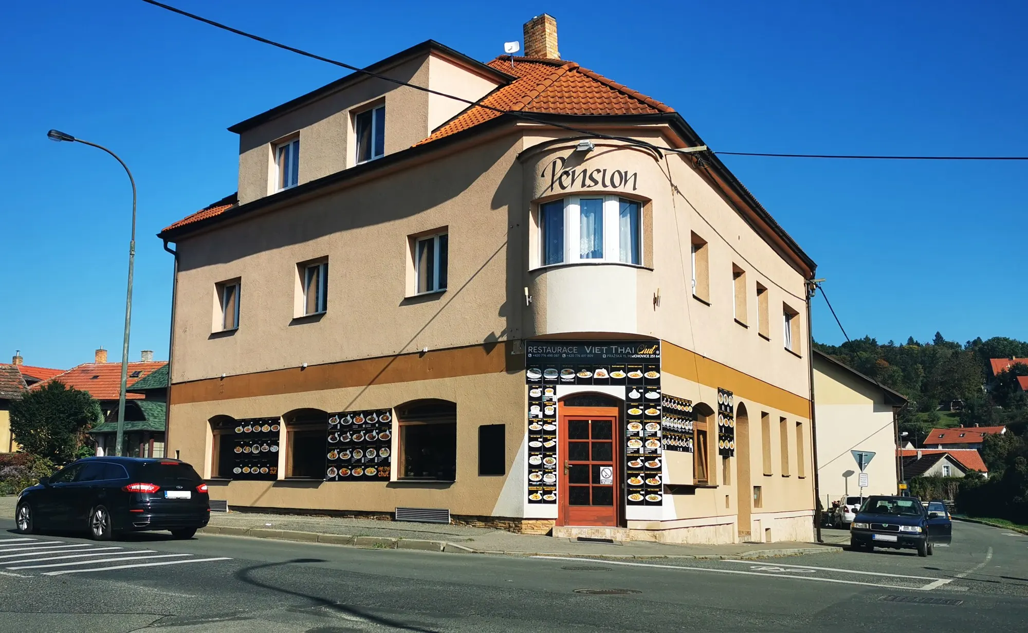 Rohový dům Pražská 15 v Mnichovicích, kde restaurace sídlí