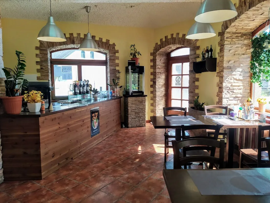 Interiér restaurace s barem a kamennými oblouky
