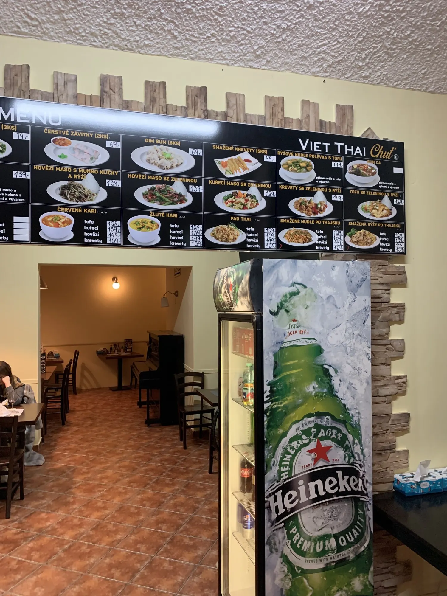 Menu s fotkami jídel nad vstupem do jídelny