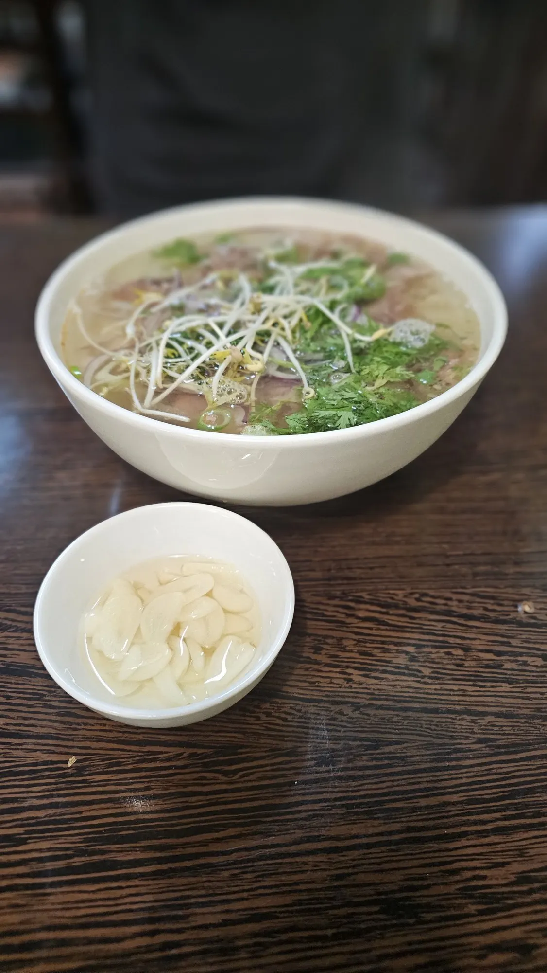 Polévka pho na stole restaurace